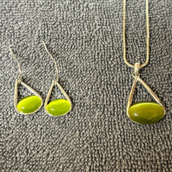 unknown Jewelry - Chic Silver and Green Earrings